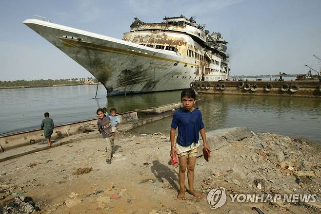 2003년 5월 13일 촬영된 폭격당한 알 만수르.  [AFP 연합뉴스 자료사진. 재판매 및 DB 금지]