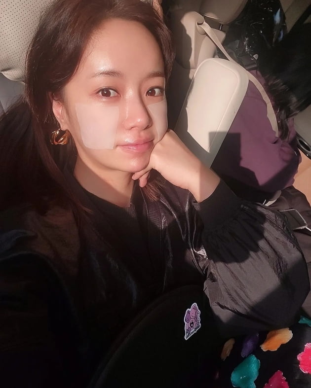 Actor Hwang Jung-eum shared the routine.Hwang Jung-eum posted a photo with an article entitled Time to Disguise as Kim Ra-hee on the 18th. In the photo, Hwang Jung-eum was shown.He added, Transformation is complete. Hwang Jung-eum succeeded in transforming, especially when he said disguise and boasted his changed face.Hwang Jung-eum will star in SBS new drama Esapce of the Seven.Seven Esapce is scheduled to air this year as a story about seven people involved in the disappearance of a girl who has lost a lot of lies and desires.