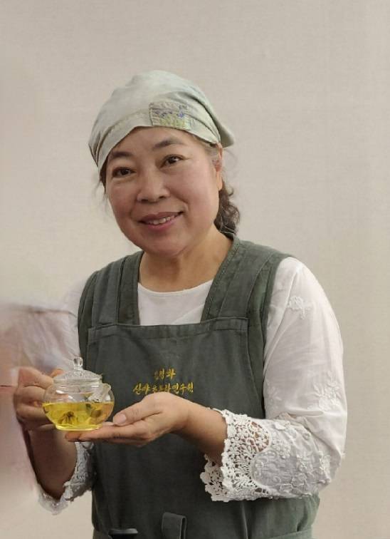 (사)한국꽃차협회 청주교육원장인 김경화 씨는 매년 봄이면 목련을 채취해 꽃차를 만든다.