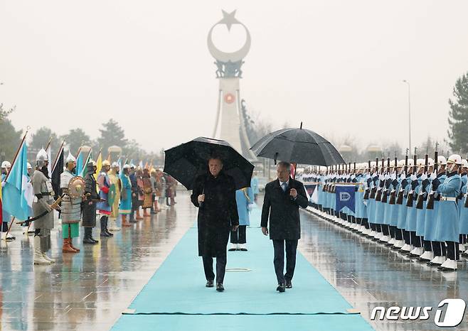 레제프 타이이프 에르도안 대통령(좌)과 사울리 니니스퇴 핀란드 대통령이 17일(현지시간) 튀르키예 안카라에서 정상회담을 진행했다. 이날 튀르키예는 핀란드의 나토(북대서양조약기구·NATO) 회원국 가입 비준 절차를 실시하기로 결정했다. ⓒ 로이터=뉴스1 ⓒ News1 정윤영 기자