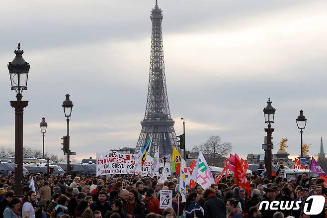 17일(현지시간) 프랑스 파리에서 에마뉘엘 마크롱 대통령의 연금개혁안에 반대하는 시위가 벌어졌다. ⓒ 로이터=뉴스1 ⓒ News1 정윤영 기자