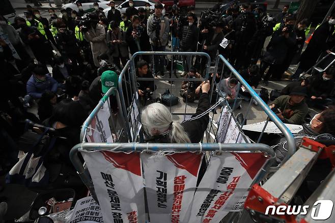 박경석 전국장애인차별철폐연대(전장연) 대표가 17일 오전 서울 종로구 서울지방경찰청 앞에서 법원의 체포영장 발부에 따른 입장발표 기자회견에 참석해 철창과 쇠사슬로 이동의 자유 제한을 표현하고 있다. 2023.3.17/뉴스1 ⓒ News1 이승배 기자