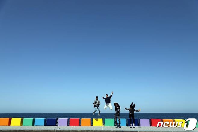 18일 오후 제주시 용담 해안 무지개도로에서 여행객들이 사진을 찍으며 즐거운 시간을 보내고 있다.2023.3.18/뉴스1 ⓒ News1 고동명 기자