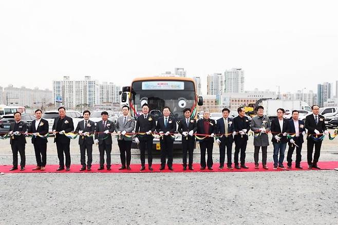 일로읍 오룡차고지에서 100번  농어촌좌석버스 신규 노선의 개통식을 가졌다. [사진제공=무안군]