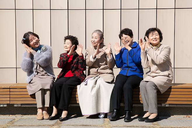 한미자(왼쪽부터), 이인수, 양인옥, 박선옥, 유명숙 ‘이야기 할머니’가 동화 읽기 전 하는 율동을 선보였다. 이들은 이구동성으로 “아이들한테 주는 것보다 받는 것이 훨씬 많다”고 했다. 올해 6월엔 이야기 할머니들이 참여하는 이야기 구연 배틀 예능도 방영된다. /조혜원 영상미디어 객원기자