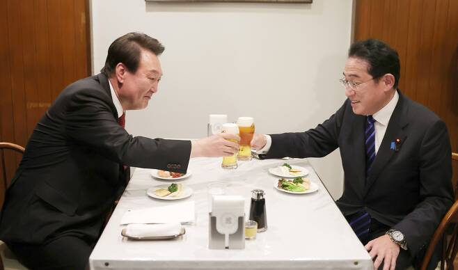 윤석열 대통령과 기시다 후미오 일본 총리가 3월 16일 친교 만찬을 마치고 도쿄 한 식당으로 자리를 옮겨 맥주로 건배하고 있다./뉴시스
