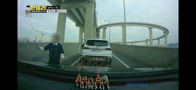 부산항대교 영도 진입로에서 한 운전자가 운전을 멈추고 도움을 요청하는 모습./JTBC