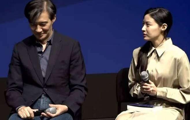 조국 전 법무부 장관의 딸 조민씨가 17일 조 전 장관의 북콘서트에 참석해 무대에 올랐다./오마이뉴스 유튜브 채널