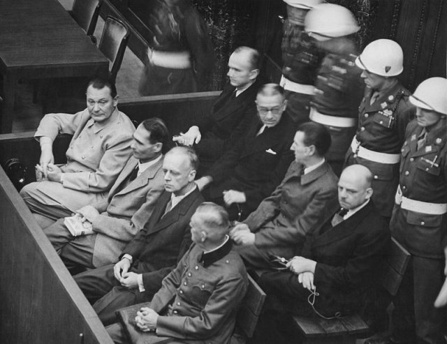 제2차 세계대전 후 뉘른베르크 재판에서 피고석에 앉은 독일 나치 전범들. 위키피디아