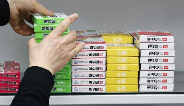 지난해 12월 27일 오후 서울 종로구 시내의 한 약국에서 약사가 종합감기약을 정리하고 있다. 사진은 기사 내용과 무관함. 연합뉴스