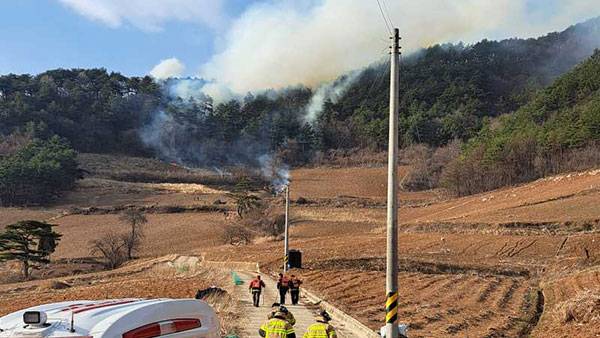 정선 산불‥헬기 투입해 진화 중 [강원도소방본부 제공]