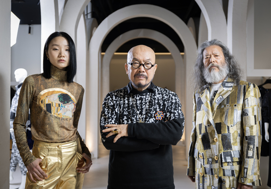 이상봉 패션 디자이너가 ‘클림트x이상봉’ 패션쇼 의상을 입은 모델 김칠두(오른쪽)씨, 선소연(왼쪽)양과 포즈를 취했다. 최기웅 기자