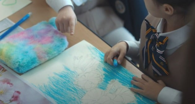 색약이 유전된 하예솔이 그린 벚꽃 그림. /사진 출처=넷플릭스