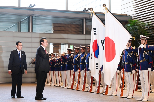 윤석열 대통령이 16일 도쿄 총리 관저에서 의장대 사열을 하며 국기에 경례하고 있다. 뉴시스