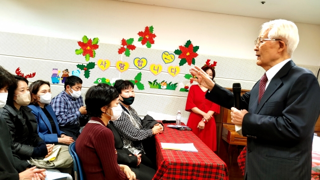 외국인 한국어 말하기 대회에서 심사평을 하는 필자.(오른쪽)