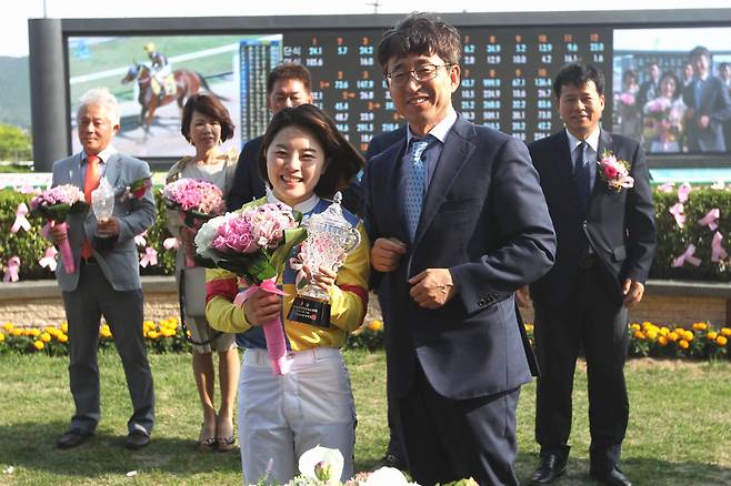 2017년 코리안오크스 대상경주 우승 후 시상대에 선 김혜선 기수.[마사회 제공]
