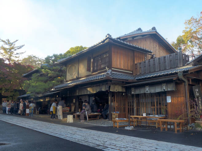 1000년의 역사를 자랑하는 교토의 떡집 '이치몬지야와스케'(一文字屋和助).