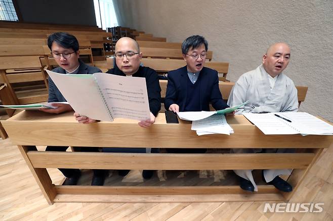 [서울=뉴시스] 박진희 기자 = '만남중창단' 단원인 성진(오른쪽부터) 스님, 김진 목사, 하성용 신부, 박세웅 교무가 지난 15일 서울 종로구 원불교 원남교당에서 공연 연습을 하고 있다. '만남중창단'은 종교의 벽을 뛰어넘고 평화의 메시지를 전하고 싶은 마음에서 불교의 성진 스님, 개신교의 김진 목사, 천주교의 하성용 신부(유스티노·서울대교구 정의평화위원회 위원장), 원불교의 박세웅 교무가 뜻을 모아 탄생했다. 2023.03.18. pak7130@newsis.com