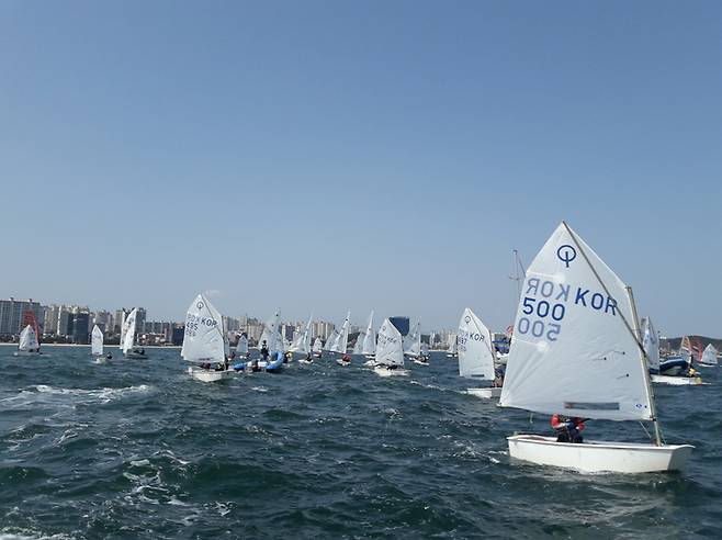 [포항=뉴시스] 강진구 기자 = 경북 포항시는 오는 8월 11일부터 14일까지 영일대해수욕장 일원에서 대한민국 최대의 해양스포츠대회인 ‘전국 해양스포츠 제전’을 개최한다고 18일 밝혔다.사진은 영일대해수욕장에 떠 있는 요트.(사진=포항시 제공) 2023.03.18. *재판매 및 DB 금지