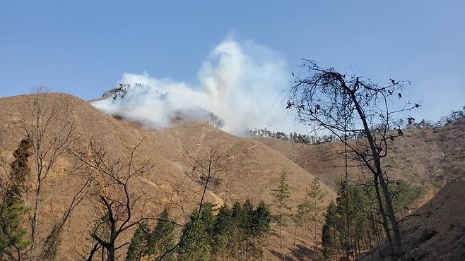 [화순=뉴시스] 이영주 기자 = 18일 오후 3시 1분께 전남 화순군 청풍면 한 야산에서 불이 나 산림 당국이 진화 작업을 벌이고 있다. (사진 = 산림청 제공) 2023.03.18. photo@newsis.com *재판매 및 DB 금지