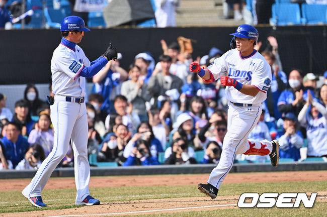 [OSEN=대구, 이석우 기자]삼성 라이온즈 김태훈이 7회말 좌월 2점 홈런을 치고 하이파이브를 하고 있다. 2023.03.18 / foto0307@osen.co.kr