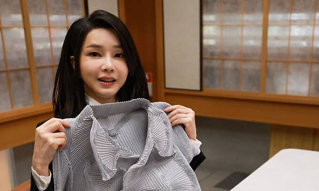 지난 17일 윤석열 대통령 부인 김건희 여사가 도쿄 한 식당에서 건축가 안도 다다오에게 옷을 선물받고 있다. 뉴시스