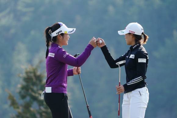롯데 원투 펀치 - 18일 전남 여수 디오션CC(파72)에서 열린 ‘디오션 비치콘도∙발리스틱 컵 골프구단 대항전’ 2라운드에서 이소영(왼쪽)과 황유민이 퍼터를 잡고 주먹 인사를 하고 있다. 크라우닝 제공
