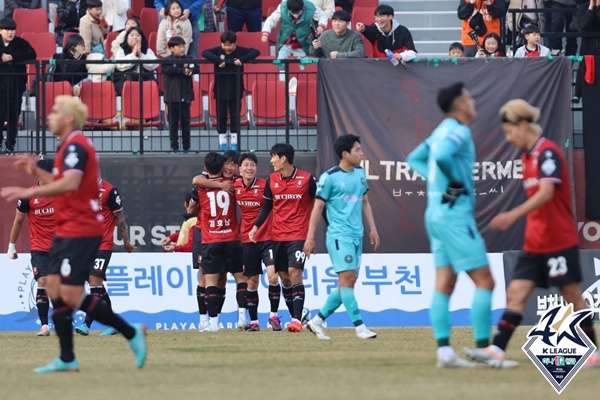 부천 선수단(빨간색 유니폼) / 사진=한국프로축구연맹 제공
