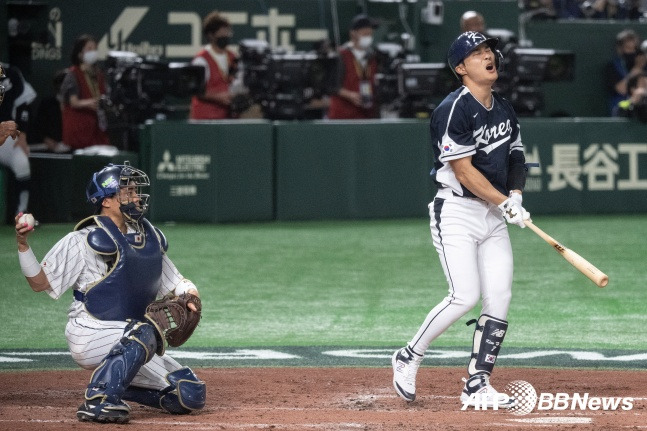 김하성(오른쪽)이 2023 월드베이스볼클래식(WBC) 한일전에서 공을 놓친 후 아쉬워하고 있다./AFPBBNews=뉴스1