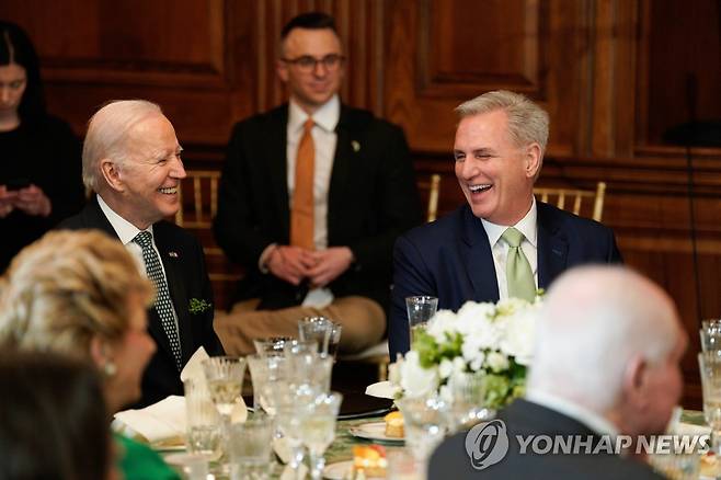 미국 바이든 대통령과 매카시 하원의장 (워싱턴 UPI=연합뉴스) 미국 조 바이든 대통령과 케빈 매카시 하원의장이 17일(현지시간) 워싱턴DC에 있는 의회에서 '아일랜드의 친구 코커스' 오찬에서 대화하고 있다. 2023.3.17