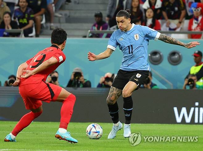 우루과이 공격수 다르윈 누녜스(오른쪽)가 카타르 월드컵에서 한국과 경기하던 모습. [연합뉴스 자료사진]