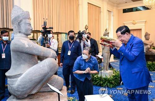 영국서 반환된 크메르제국 시절의 보물 전시 행사에 참석한 훈센 총리 [AFP=연합뉴스. 재판매 및 DB 금지]