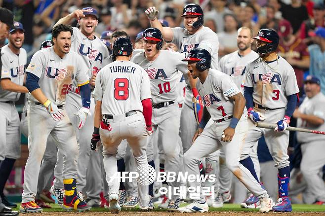 미국 대표팀의 트레이 터너가 베네수엘라와의 WBC 4강전에서 만루홈런을 때린 뒤 동료들과 함께 기뻐하고 있디