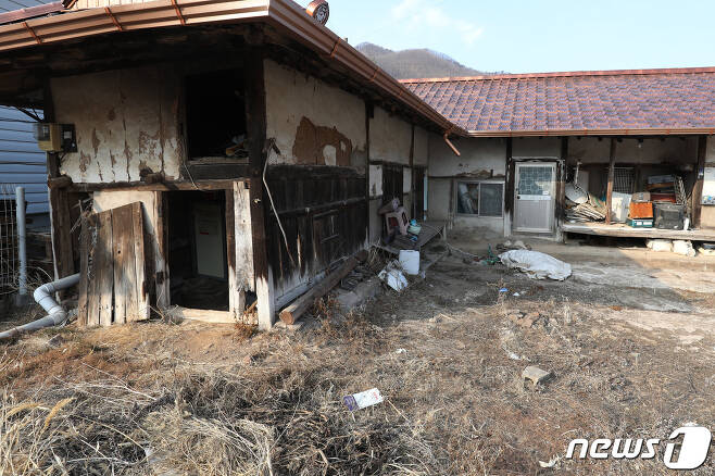 경북 영양군의 한 마을에 살던 노인이 세상을 떠나자 집이 비어 있다. 주민들은 외지인이 집을 샀다는 소문은 들었지만 실제로 사람이 살지 않아 농가는 여전히 비어 있는 상태라고 했다.