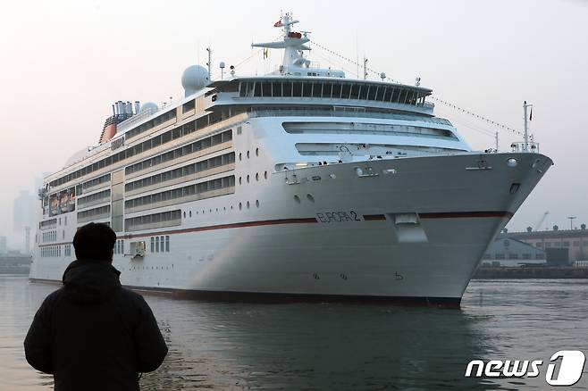 MS Europa2호가 19일 오전 인천항 내항에 들어오고 있다. 크루즈선 인천항 입항은 코로나19로 멈춘 후 3년만이다. MS Europa2호에 승선한 관광객 544명은 이날 한국 관광을 한 뒤 일본으로 떠날 예정이다. 2023.3.19/뉴스1 ⓒ News1 정진욱 기자