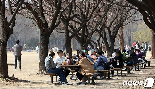 완연한 봄 날씨가 이어진 19일 서울 성동구 서울숲을 찾은 시민들이 휴일을 즐기고 있다. 2023.3.19/뉴스1 ⓒ News1 조태형 기자