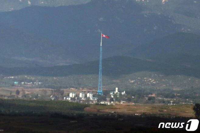 경기 파주시 오두산 통일전망대에서 바라본 북한 기정동 마을에 인공기가 펄럭이고 있다. 2022.10.10/뉴스1 ⓒ News1 황기선 기자