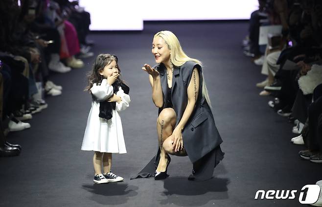 가수 바다가 15일 오후 서울 동대문디자인플라자(DDP)에서 진행된 '2023 F/W 서울패션위크' '라이(LIE)' 컬렉션에 딸과 함께 모델로 올라 사랑스러운 키스를 보내고 있다. 2023.3.15/뉴스1 ⓒ News1 권현진 기자