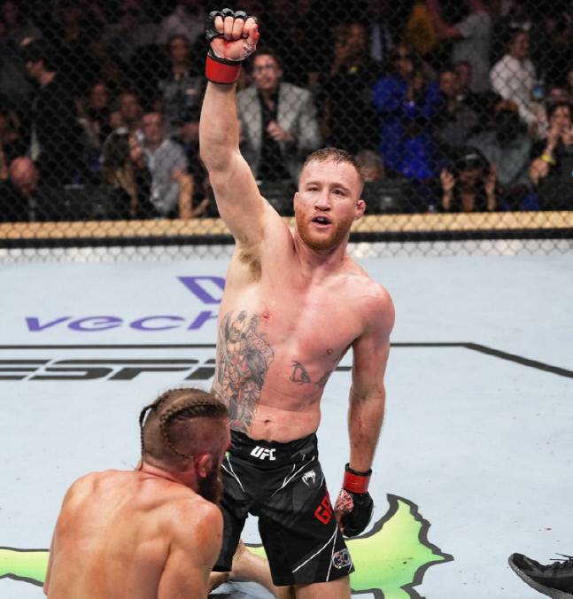 저스틴 게이치가 19일(한국시간) 영국 런던 O2 아레나에서 열린 ‘UFC 286: 에드워즈 vs 우스만 3’ 대회 코메인 이벤트에서 라파엘 피지에프를 꺾었다. 사진 | UFC