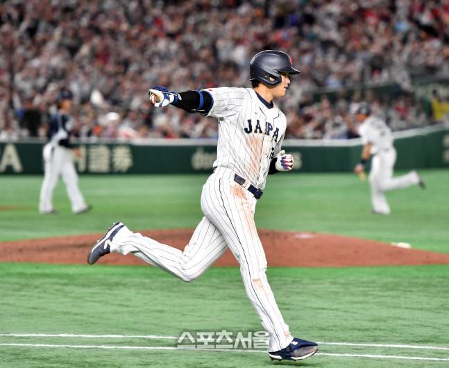 일본 3번타자 오타니가  10일 도쿄돔에서 열린 2023 WBC 예선B조 대한민국과 일본의 경기 6회말 무사 만루에서 바뀐투수 김원중을 상대로 1타점 우전안타로 출루하고 있다. 도쿄 | 강영조기자 kanjo@sportsseoul.com