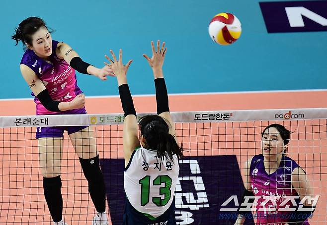 19일 인천 삼산월드체육관에서 배구 V리그 여자부 흥국생명과 현대건설의 경기가 열렸다. 흥국생명 박현주가 현대건설 블로킹을 앞에 두고 스파이크를 날리고 있다. 인천=송정헌 기자songs@sportschosun.com/2023.03.19/