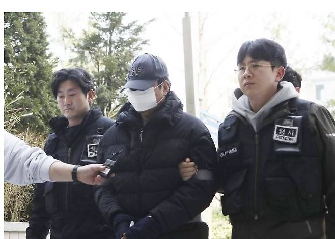 인천시 연수구 송도국제도시 한 고층 아파트에서 새총으로 쇠구슬을 쏴 이웃집 3곳의 유리창을 파손한 혐의를 받는 60대 A씨가 19일 오후 구속 전 피의자 심문(영장실질심사)을 받기 위해 인천시 미추홀구 인천지법으로 들어서고 있다.[이미지출처=연합뉴스]