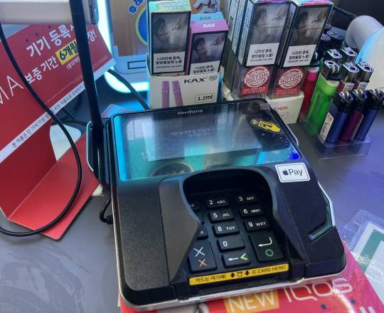 19일 대전 서구에 위치한 편의점 결제단말기에 애플페이 스티커가 붙어있다. 김소현 기자