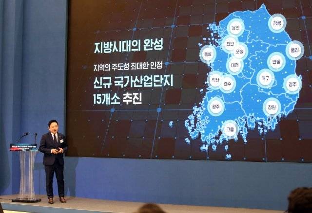 원희룡 국토교통부 장관이 15일 청와대 영빈관에서 열린 제14차 비상경제민생회의에서 윤석열 대통령에게 국가첨단산업벨트 추진계획을 보고하고 있다. 대통령실사진기자단