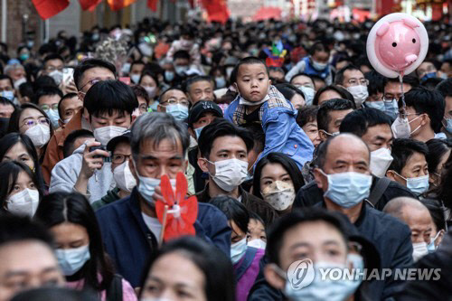 중국의 민간소비와 인프라투자가 경기 회복을 주도할 것이란 전망이 나왔다. 지난 20일 중국 광둥성 꽃시장을 찾은 인파. AFP 연합뉴스