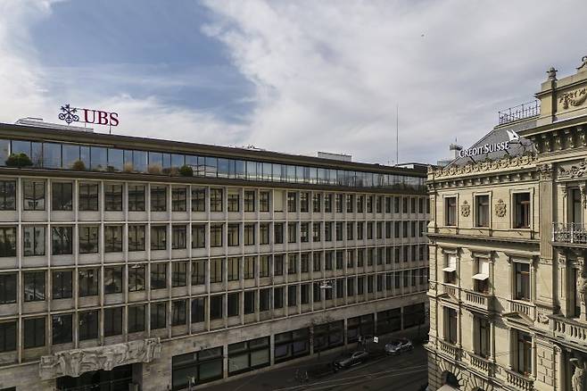 스위스 투자은행 크레딧스위스(CS)가 자산운용, 웰스매니지먼트 부문만 따로 떼내 매각할 가능성이 높은 것으로 알려진 가운데 스위스 UBS와, 미국 자산운용사 블랙록이 이 부문 인수 후보로 거론되고 있다. 18일(현지시간) 스위스 취리히의 CS(오른쪽)와 UBS(왼쪽) 본사 건물 전경. AP뉴시스