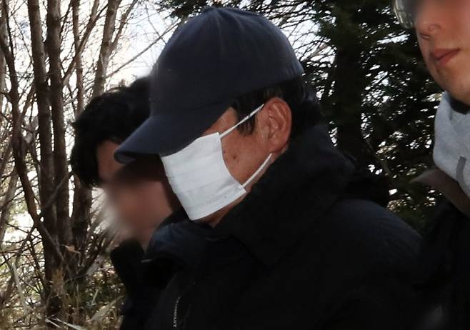 새총으로 쇠구슬을 쏴 이웃집 유리창을 파손한 혐의(특수재물손괴)를 받는 60대 남성 A씨가 19일 오후 구속 전 피의자 심문(영장실질심사)를 받기 위해 인천 미추홀구 인천지방법원으로 들어서고 있다. 뉴스1