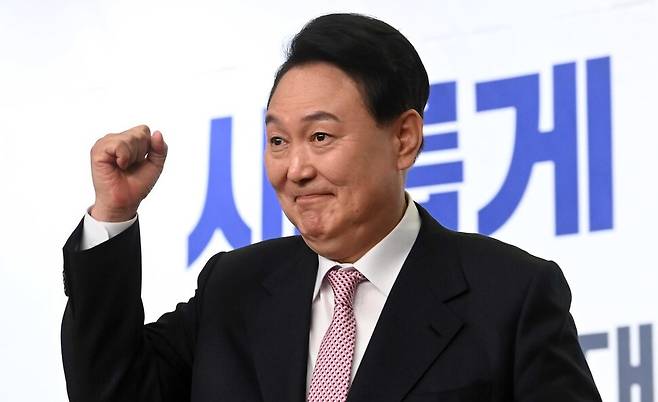 윤석열 대통령 당선자가 대통령 선거 다음날인 2022년 3월10일 오후 국회 도서관에서 열린 선거대책본부 해단식에서 발언한 뒤 주먹을 쥐어 들고 있다. 공동취재사진