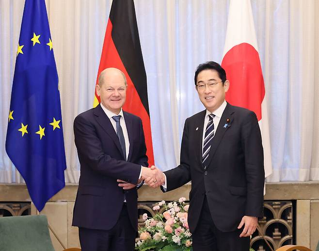 기시다 후미오 일본 총리와 올라프 숄츠 독일 총리(사진 왼쪽)는 18일 첫 ‘정부간 협의’를 도쿄에서 열고 경제·안보 협력 방안을 논의했다. 일본 총리 관저