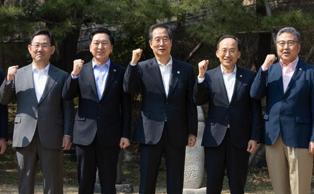 한덕수 국무총리와 김기현 국민의힘 대표 등이 19일 서울 삼청동 총리공관에서 열린 고위당정협의회에서 기념 촬영을 하고 있다. 왼쪽부터 주호영 국민의힘 원내대표, 김 대표, 한 총리, 추경호 부총리 겸 기획재정부 장관, 박진 외교부 장관. 고영권 기자